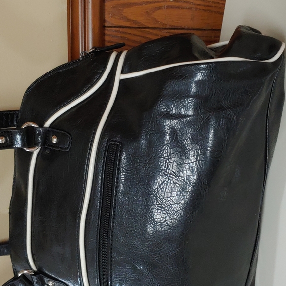 Nicole Miller 🆕 Shiny Leather Shoulder Bag - Picture 8 of 17